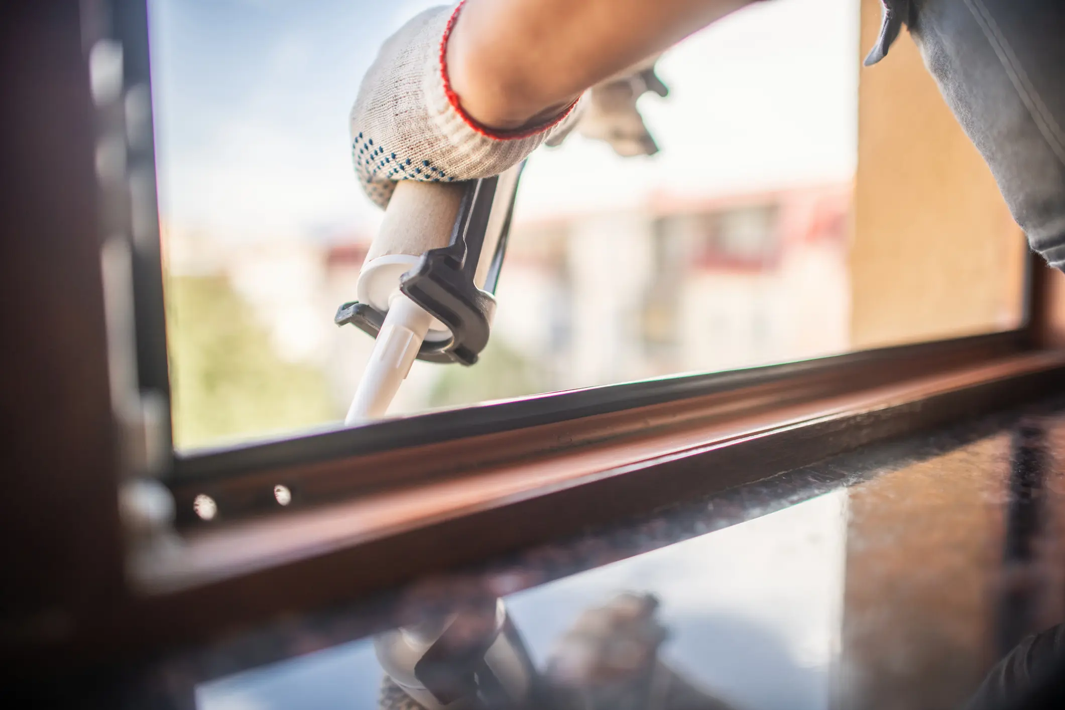 Man using sealant caulk